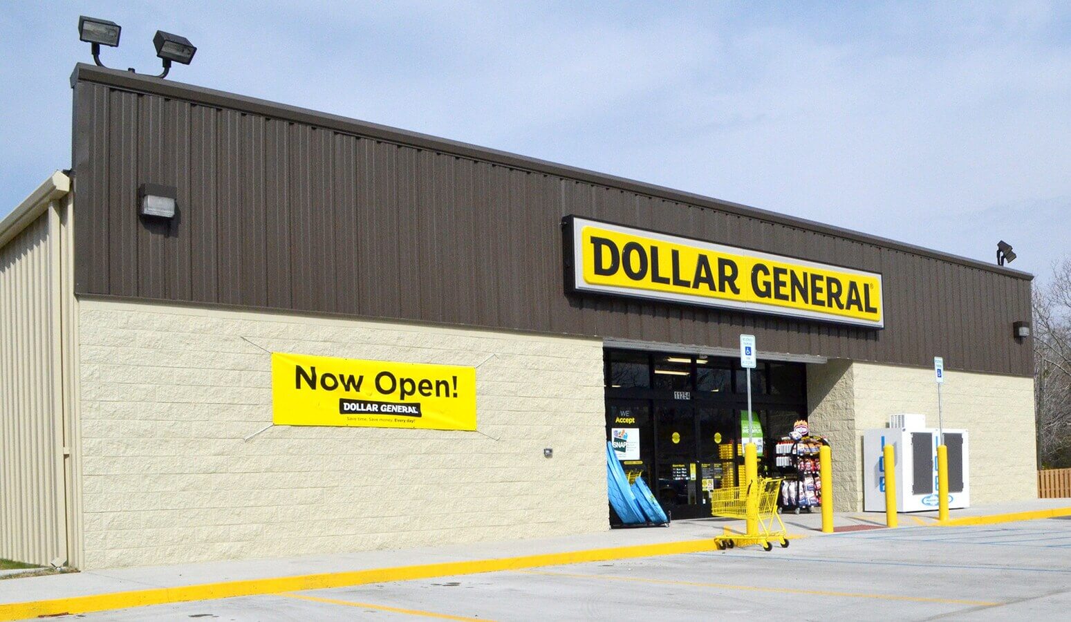 Dollar General exterior and parking lot